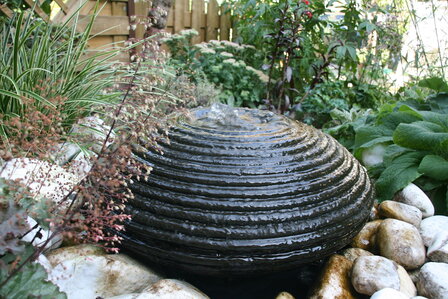 Waterelement in de vorm een UFO voor in uw tuin - Creastone